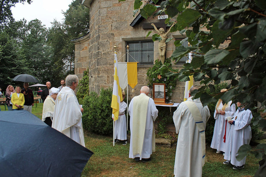 Feier des Mährisch-Neustädter Wachsstockfestes an der Weingartenkapelle in Naumburg